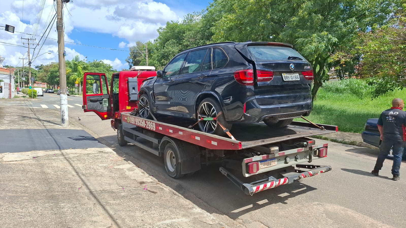 Transporte técnico de veículo importado com fixação em 4 pontos para máxima segurança.