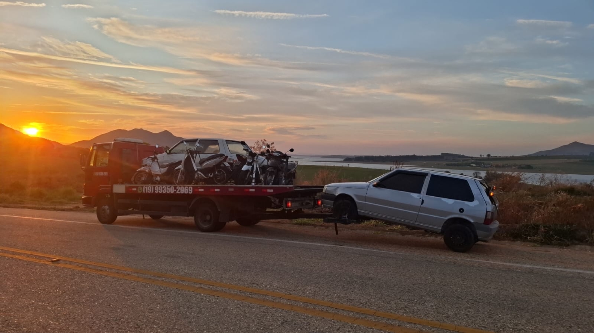 Transporte compartilhado de motocicletas e carros otimizando custo logístico.
