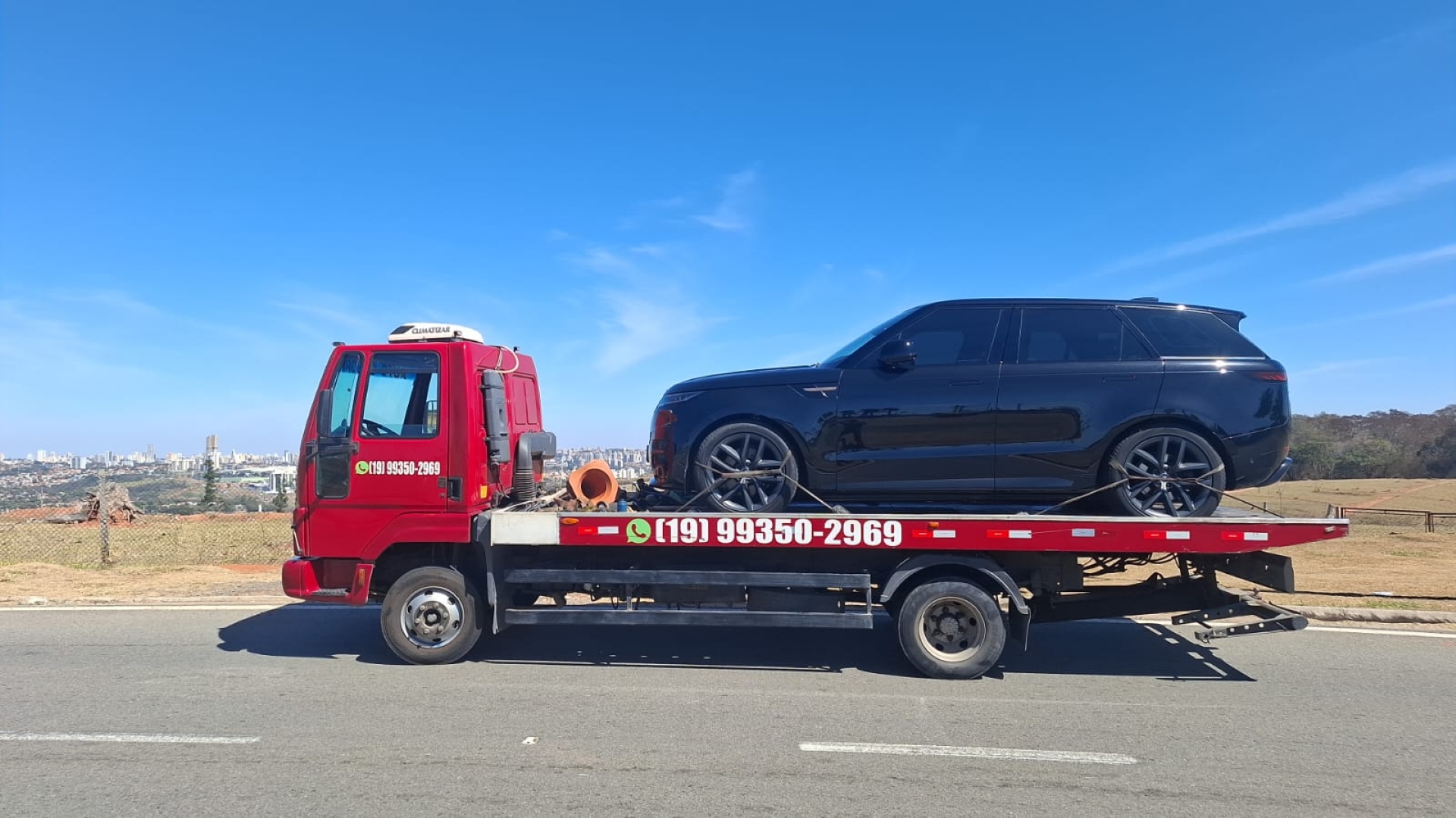 Transporte de superesportivo utilizando cintas de nylon de alta resistência e ganchos emborrachados.