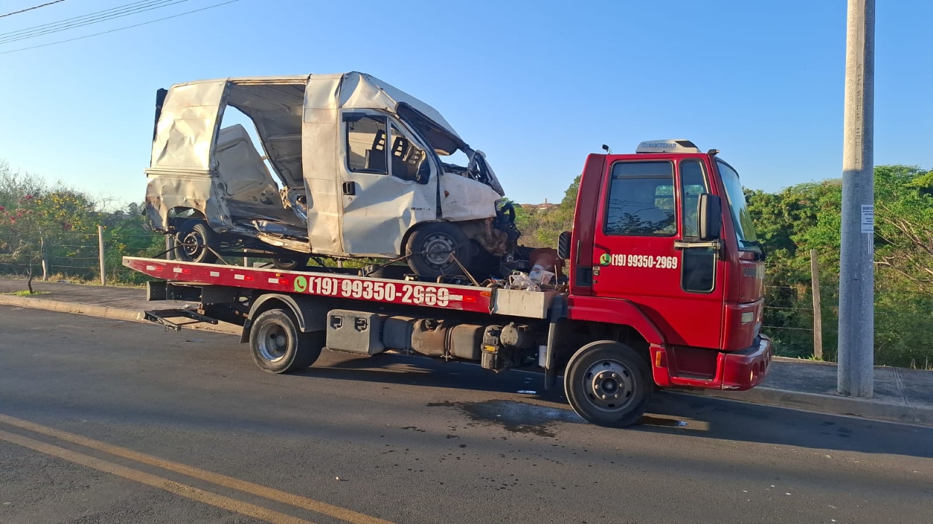 Resgate de SUV blindado com uso de patins técnicos para evitar danos à transmissão.